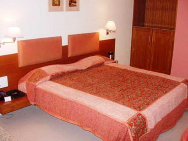 Budget Inn Bellevue Surat Buitenkant foto