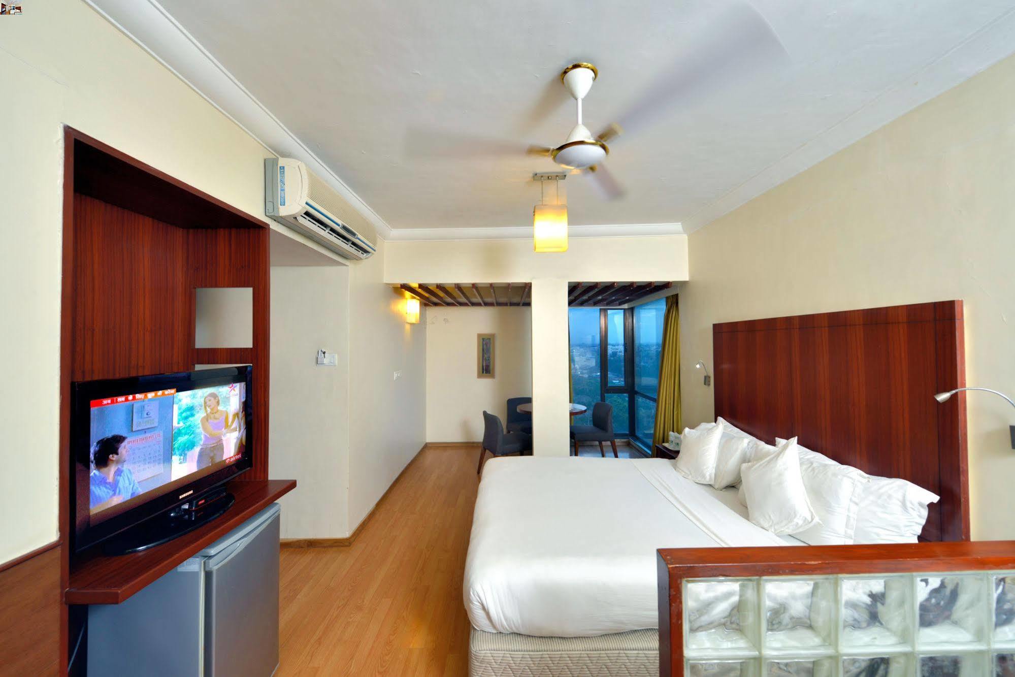 Budget Inn Bellevue Surat Buitenkant foto