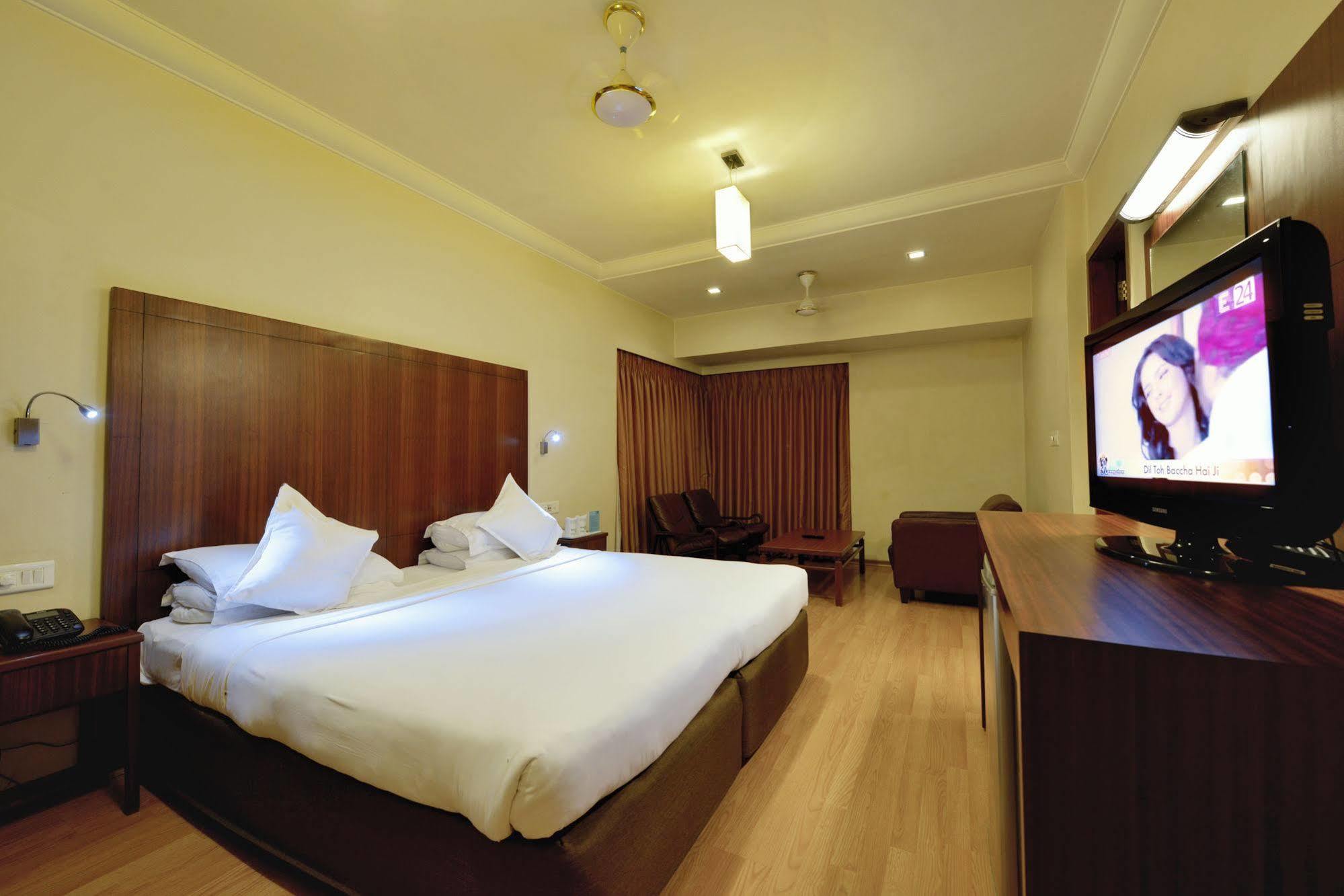 Budget Inn Bellevue Surat Buitenkant foto