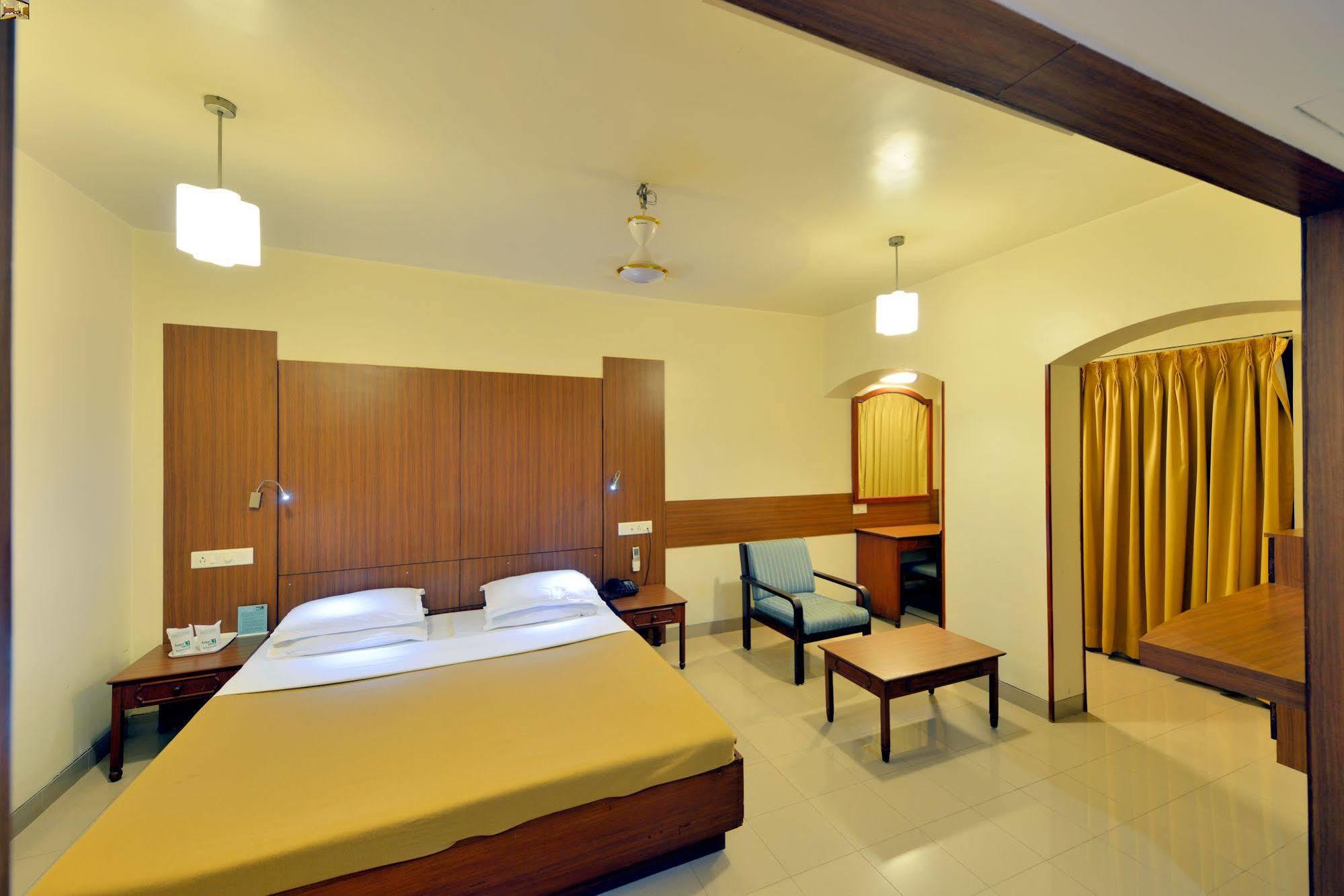 Budget Inn Bellevue Surat Buitenkant foto